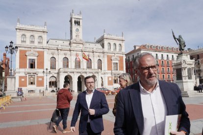 El candidato de Vox a la Presidencia de la Junta de Castilla y León, Carlos Pollán, y el portavoz nacional del partido, José Antonio Fúster, visitan Valladolid con motivo de las Elecciones del 15 de marzo.