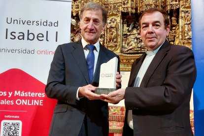 El rector de la Universidad Isabel I, Alberto Gómez Barahona, recibe del presidente del Cabildo, Félix Castro, el distintivo en piedra de Hontoria que acredita a la institución como embajadora del programa 'Piedras Vivas'.