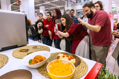 La presentación de Nutricia 3D tenía lugar en el hipermercado Alcampo y despertó notable interés.