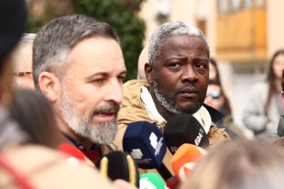 El presidente de VOX, Santiago Abascal (i), durante un 'canutazo' en Peñafiel.