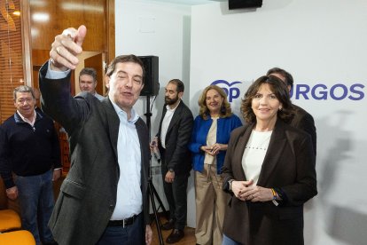 El candidato a la presidencia, Alfonso Fernández Mañueco, con la cabeza de lista del PP por Burgos, Marta Arroyo, antes del arranque de la campaña.