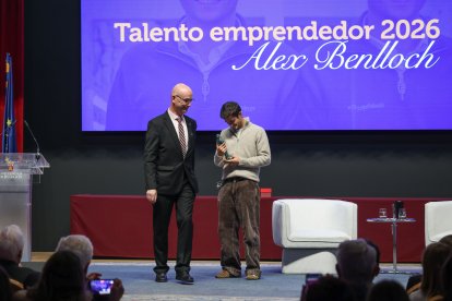 La Universidad de Burgos premia a Álex Benlloch, fundador de Nude Project, con el galardón Talento Emprendedor.