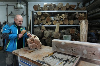Escultor Alfredo Martín 'Chis'  en su taller de Ampudia(Palencia).