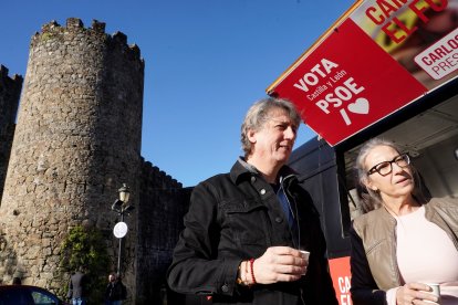 El secretario general del PSOECyL y candidato a la Presidencia de la Junta, Carlos Martínez, junto a la candidata abulense Carmen Iglesias en Arenas de San Pedro (Ávila).