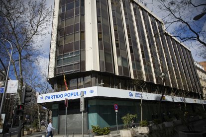Archivo - Nuevo logo instalado en la sede del Partido Popular, en la calle Génova, a 12 de marzo de 2023, en Madrid, (España). 
