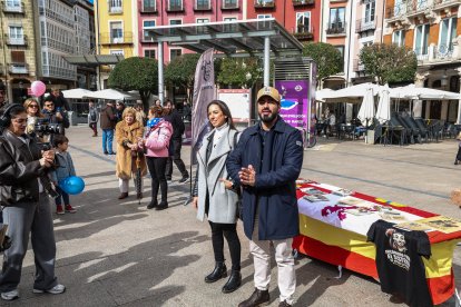 Lucía Echevarrieta y Alvise Pérez, líder de SALF, en la Plaza Mayor de Burgos.