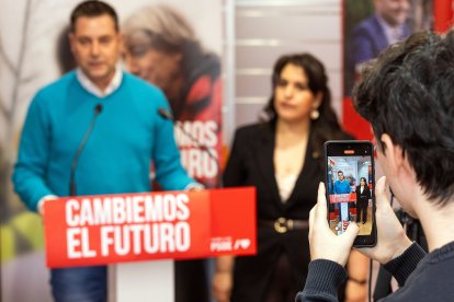 Daniel de la Rosa y Estrella Paredes durante la inauguración de la sede de campaña del Psoe en la calle Santiago.