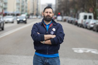 Javier Antón, candidato de Podemos a las Cortes por Burgos, en la calle Vitoria.