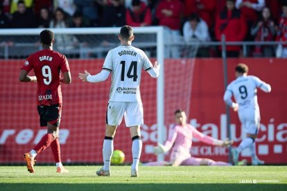 Marcos Fernández marcó el gol del triunfo para el Ceuta en Anduva.