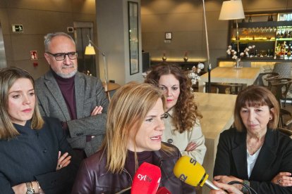 La secretaria de Igualdad del PSOE, Pilar Bernabé, se ha reunido este lunes en Ponferrada (León) con diversos colectivos y entidades de El Bierzo que defienden la igualdad.