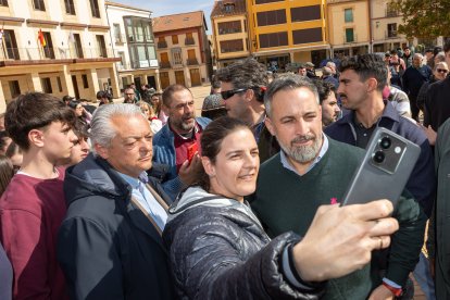 El lider de Vox, Santiago Abascal, visita Almazán acompañado del candidato a la Junta, Carlos Pollán.