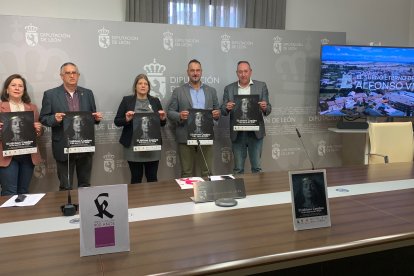 Representantes del Ayuntamiento de Sahagún y de la Diputación de León en la presentación de 'El último Camino', que recreará de manera simbólica el paso por la villa del cortejo fúnebre de la reina Urraca I de León este domingo.