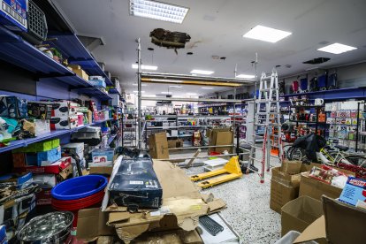 Imagen de la parte dañada de la tienda que está cerrada al público y parte de los productos dañados e inservibles para la venta.