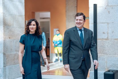 Archivo - (I-D) El presidente de la Junta de Castilla y León, Alfonso Fernández Mañueco, y la presidenta de la Comunidad de Madrid, Isabel Díaz Ayuso, a su llegada al pregón de la Semana Santa de Valladolid, en la Real Casa de Correos, a 18 de febrero de.