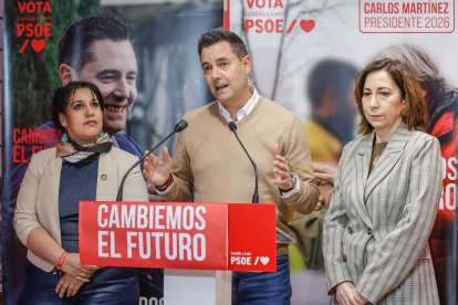 Daniel de la Rosa, junto a Estrella Paredes y María del Mar Arnaiz, en la sede electoral del PSOE en Gamonal.