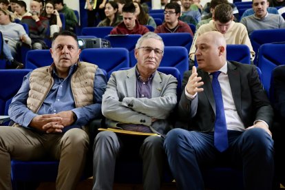 El presidente de la Ucale-Coag León, Poli Castellanos, el coordinador general de Coag Castilla y León, Lorenzo Rivera, y el viceconsejero de Agricultura, Ganadería y Desarrollo Rural de la Junta, Jorge Llorente, atienden a los medios antes de la jornada ‘El cultivo del maíz en la provincia de León: rentabilidad y futuro’.