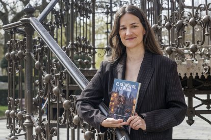 La escritora burgalesa María Estébanez, con su nueva novela.