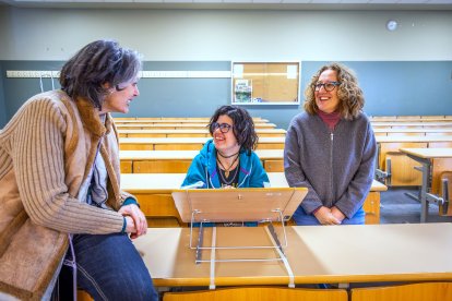 Ana María Lara Palma, de la unidad de Igualdad de Oportunidades, junto a la estudiante Nevenka García y Natividad de Juan, de la Unidad de Atención a la Diversidad.