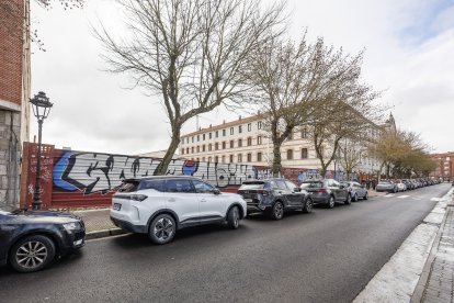 Así luce desde el paseo del Empecinado el exterior de la parcela, vacía desde 2024, a la espera de sus nuevos ‘ocupantes’.