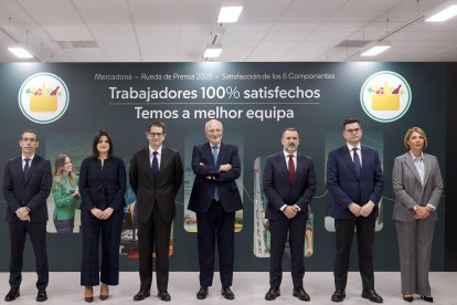 El presidente de Mercadona, Juan Roig (c), durante una rueda de prensa, a 10 de marzo de 2026, en Valencia, Comunidad Valenciana (España).