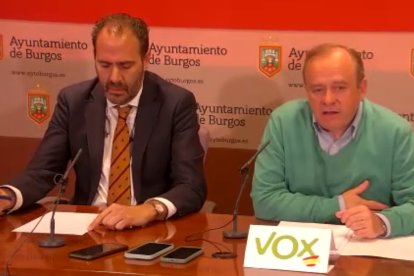 Ignacio Peña y Fernando Martínez-Acitores, ediles de Vox, en rueda de prensa.