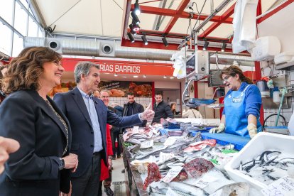 Feijoo hace un gesto en positivo a una pescadera del mercado norte.