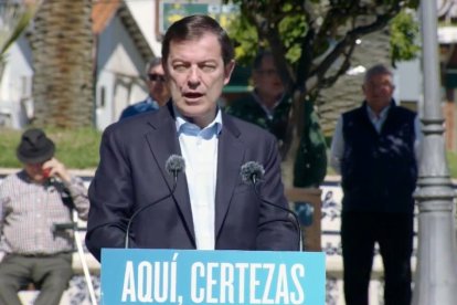 El candidato a la Presidencia de la Junta por el PP, Alfonso Fernández Mañueco, durante el mitin ofrecido esta mañana en El Tiemblo.