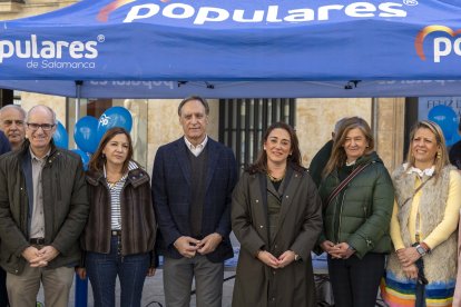 La  consejera de agricultura María González Corral visita la carpa electoral del PP en la Plaza del Liceo.