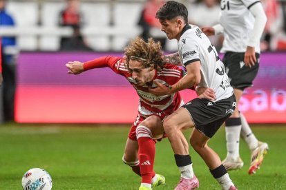 Fermín García, una de las apuestas de futuro del Burgos CF, durante el partido ante el Granada en El Plantío en la jornada 6.