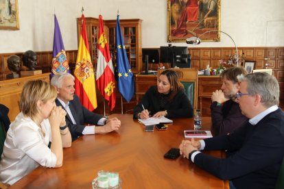 Reunión de trabajo de la alcaldesa de Palencia con expertos para preparar el eclipse solar total en Palencia.