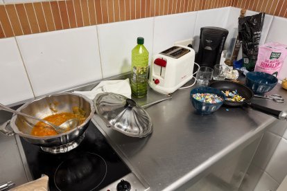 Con la comida a medias dejaron la cocina por el desahucio.