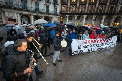 Un momento de la concentración en la Plaza Mayor contra el cierre de la Escuela Municipal de Música.