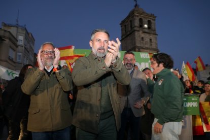 El presidente de Vox, Santiago Abascal; y el candidato a la Presidencia de la Junta por la formación, Carlos Pollán en un acto electoral en Aguilar de Campoo.