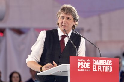 El candidato del PSOE a la Presidencia de la Junta de Castilla y León, Carlos Martínez, interviene durante el cierre de la campaña del PSOE, a 13 de marzo de 2026, en Valladolid, Castilla y León (España).