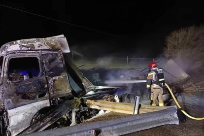 Camión accidentado en la A-2 en Arcos de Jalón (Soria).