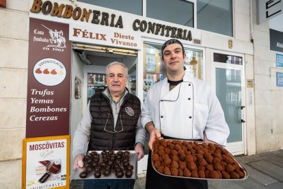 Félix Dieste Vivanco junto a Luis Vicente, su hijo, con sendas bandejas de trufas y cerezas.
