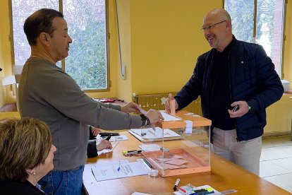 Iñaki Sicilia, ha votado este domingo en el colegio electoral de las Escuelas Viejas de Pampliega.