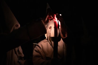 Archivo - Cofrades durante la procesión del Cristo Yacente, a 28 de marzo de 2024, en Zamora. Archivo.