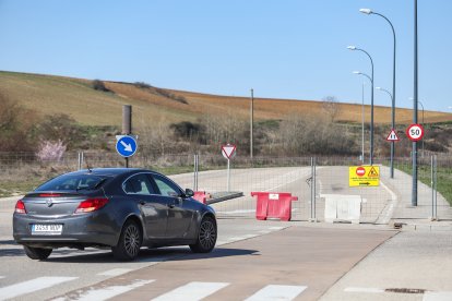 Un vehículo frente a la valla que impide el paso al tramo 'low cost' del bulevar desde la calle Gumien de Izán.