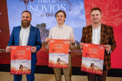 El concejal de Turismo de la localidad, Óscar Riaño, el diputado Arturo Pascual, y el representante de Antonaga, Alberto Martínez presentaron la renovación de la Feria de Novios de Briviesca.