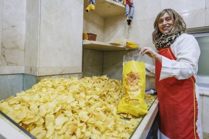 Jimena Acero, tercera generación al frente del negocio, junto a su hermano Rodrigo, rellena una de las características bolsas de patatas Eloy Acero.