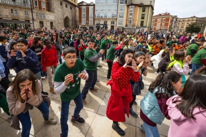 Instante de la actividad 'Baila con nosotros' de la entidad Síndrome de Down Burgos.