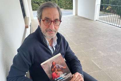 El escritor Raúl M. Mir Coll, con su nueva obra literaria.
