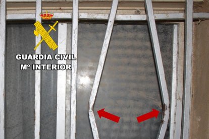 El ladrón forzó los barrotes de una ventana para entrar.