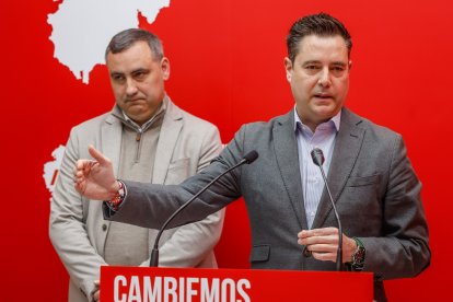 Álvaro Morales y Daniel de la Rosa, en la sede del PSOE de Burgos.