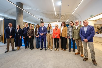 El director territorial de CaixaBank en Castilla y León, Gerardo Cuartero, posa con representantes de los diez Grupos de Acción Local que participarán en la sexta edición de Tierra de Oportunidades.