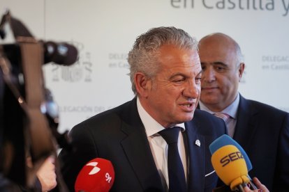El delegado del Gobierno en Castilla y León, Nicanor Sen; la directora General de MUFACE, Myriam Pallarés, junto a la presidenta del Consejo de Colegios Farmacéuticos Profesionales de Castilla y León, María Engracia Pérez, y el presidente del Colegio Oficial de Médicos y presidente del Consejo Autonómico de Colegios, José Luis Díaz, presentan el lanzamiento de SIREM, la Receta Electrónica Concertada de MUFACE, en Castilla y León.