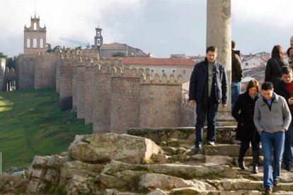 Archivo - Turistas en Ávila. Muralla de Ávila. Turismo en Ávila. Turistas en la Muralla de Ávila. Turismo en Castilla y León. Turistas en Castilla y León.