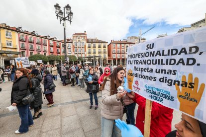 Decenas de personas conmemoraron el Día Internacional de las Trabajadoras del Hogar en la Plaza Mayor de Burgos.