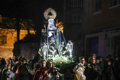 La procesión de la Virgen de los Dolores salió de la parroquia de San Pedro de la Fuente.